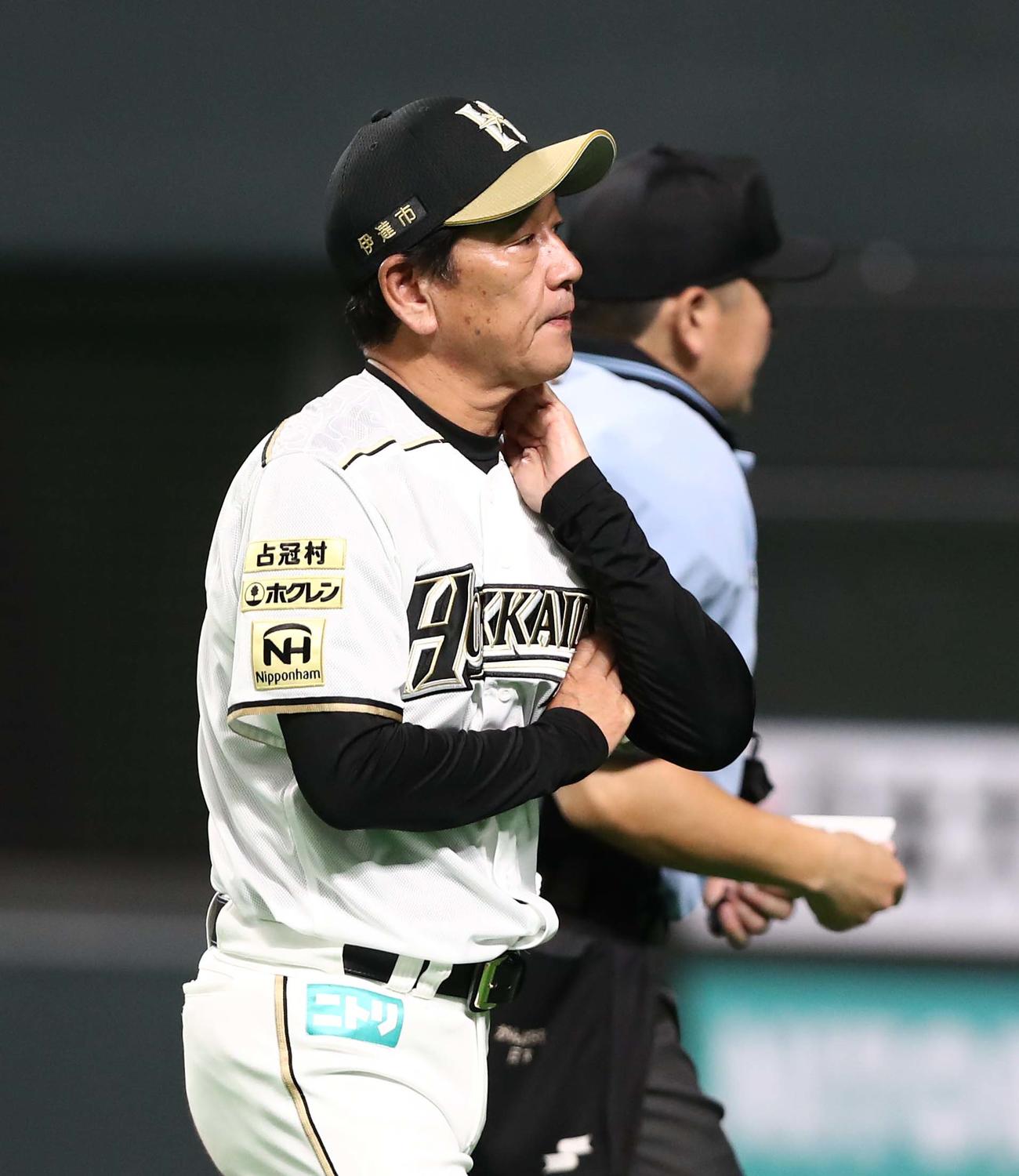 日本ハム対西武　渋い表情で投手交代を告げる栗山監督（撮影・黒川智章）
