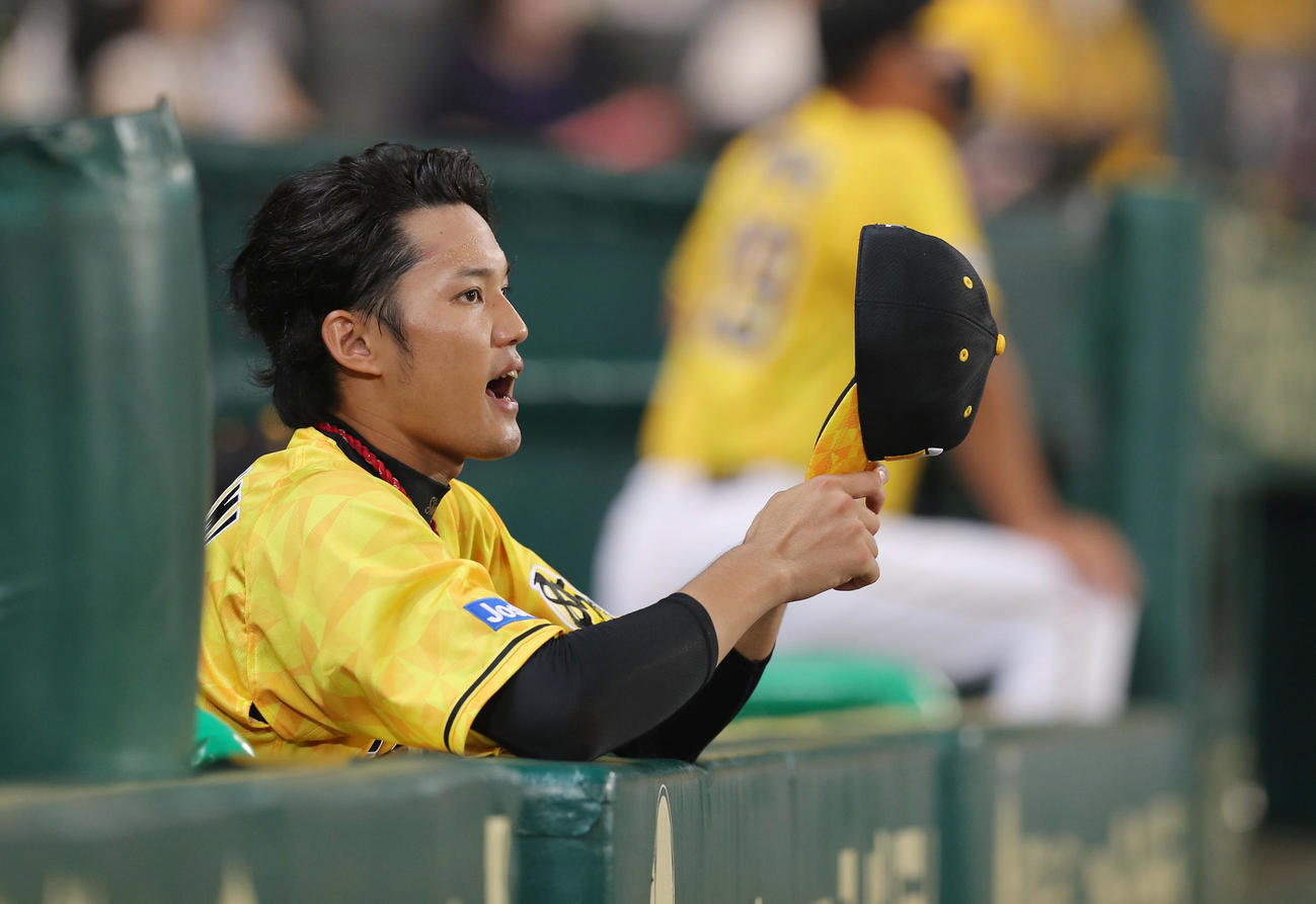 阪神対巨人　8回裏の攻撃中、ベンチから声を出す藤浪（撮影・前田充）
