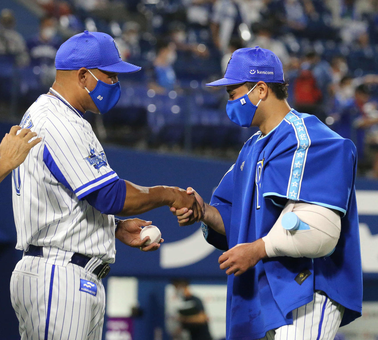 DeNA対中日　監督通算300勝のウイニングボールを浜口（右）から手渡されるラミレス監督（撮影・丹羽敏通）