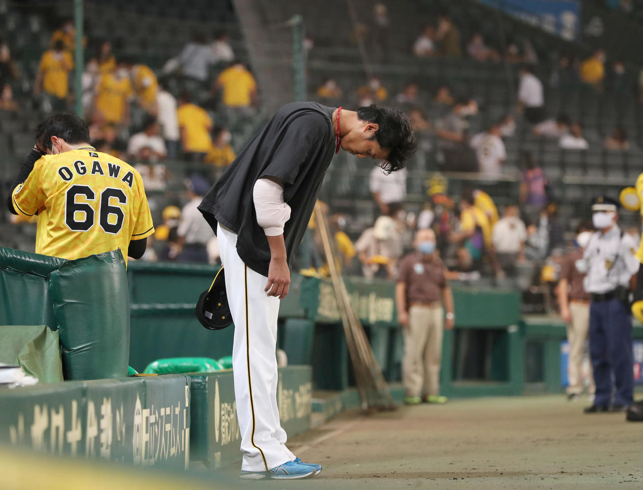 阪神対巨人　巨人に敗れ、グラウンドに一礼して引き揚げる藤浪（撮影・前田充）