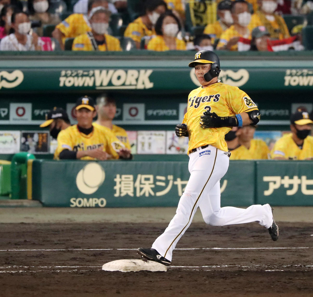 阪神対巨人　8回裏阪神2死満塁、大山は遊ゴロに倒れチャンスを逸する（撮影・加藤哉）