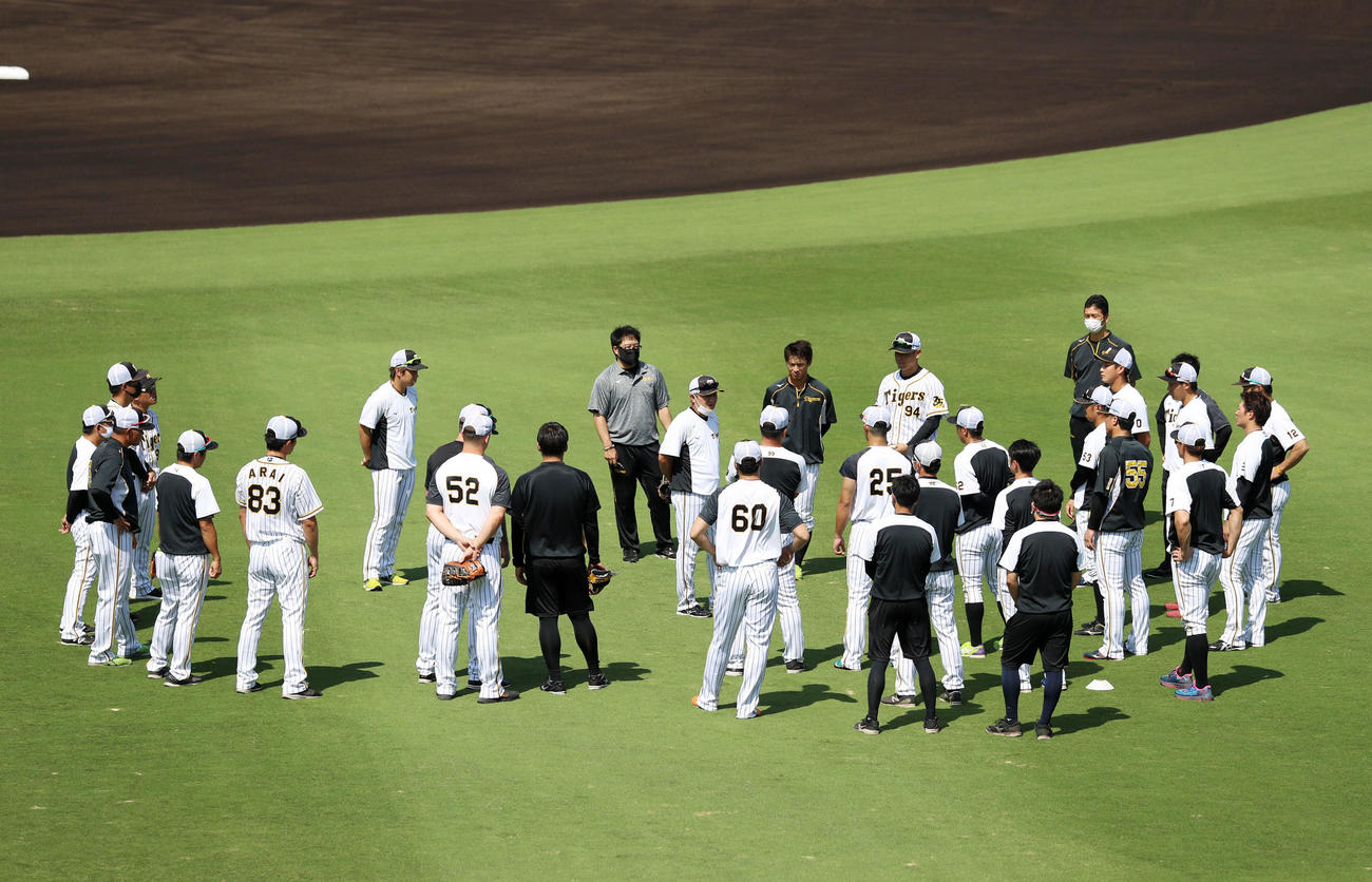 阪神対巨人　野手の練習開始前に清水ヘッドコーチを中心にナインが集まりミーティングが行われた（撮影・加藤哉）
