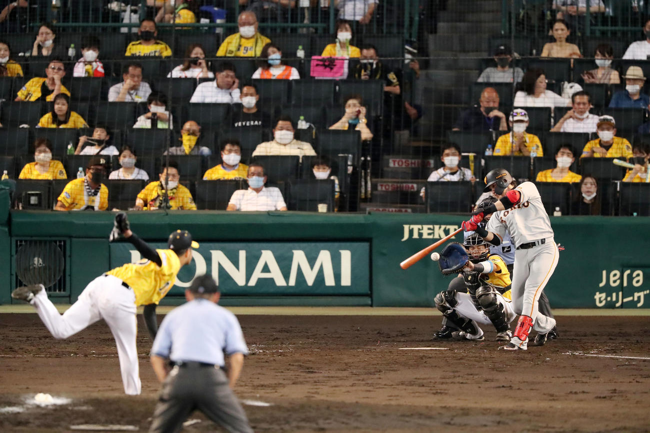 阪神対巨人　5回表巨人2死一、三塁、高橋は代打陽から三振を奪う（撮影・加藤哉）