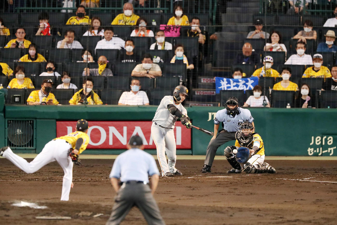 阪神対巨人　4回表巨人1死一塁、高橋は丸から三振を奪う（撮影・加藤哉）