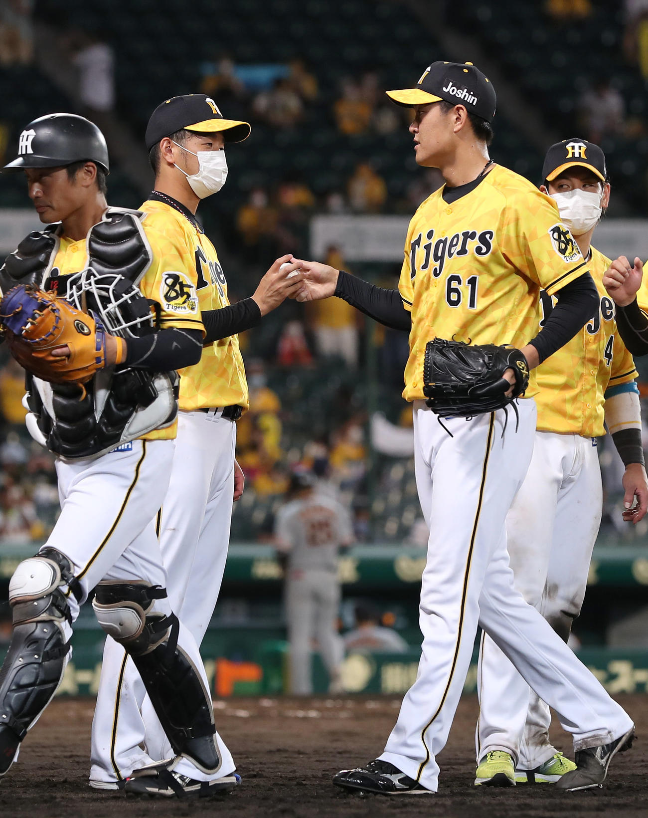 阪神対巨人　巨人に勝利し、望月（右から2人目）から勝利球を受け取る高橋（撮影・前田充）