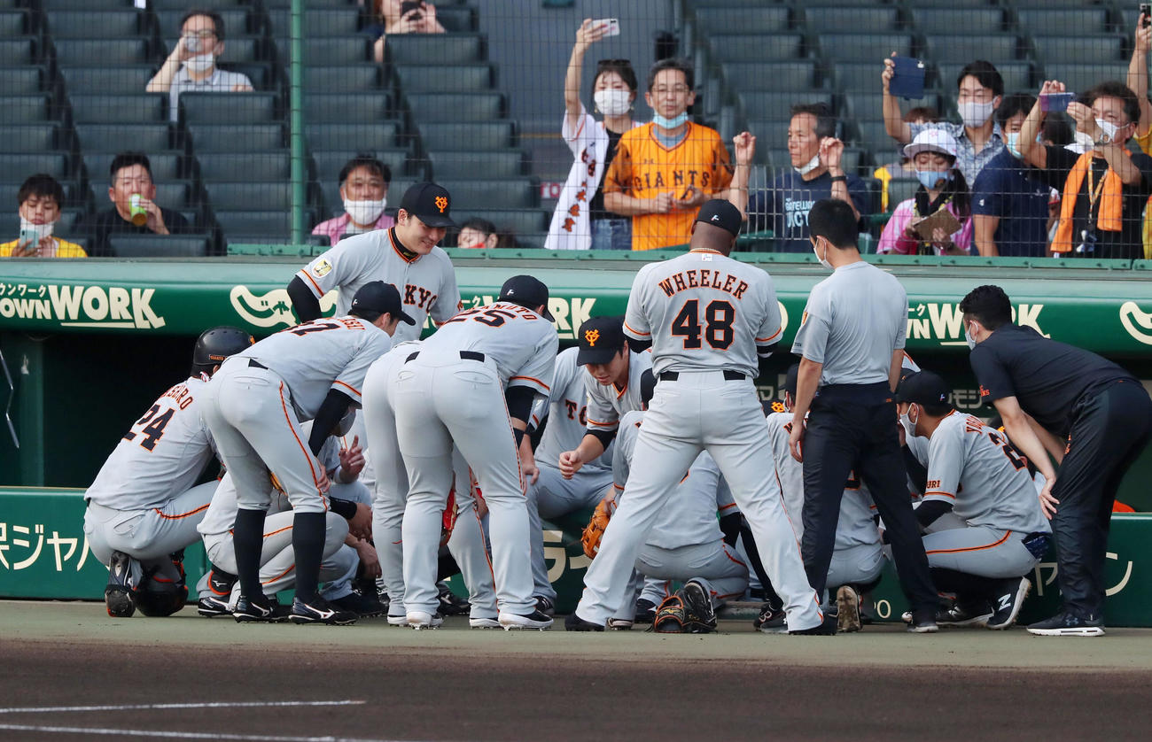 阪神対巨人　試合前の円陣を組む巨人ナイン（撮影・加藤哉）
