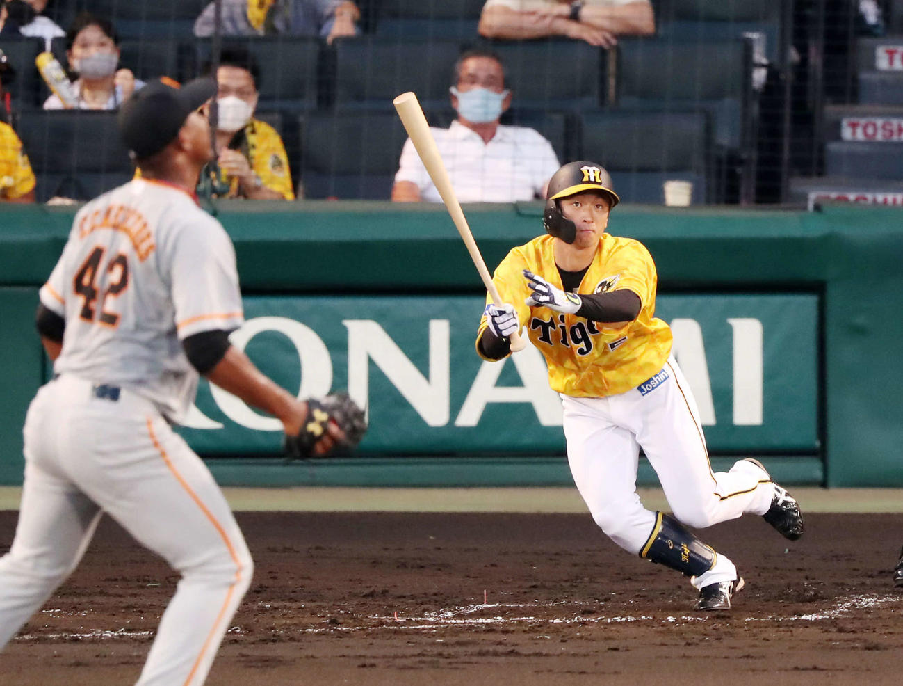 阪神対巨人　3回裏阪神1死二塁、近本は先制の中前適時打を放つ（撮影・加藤哉）