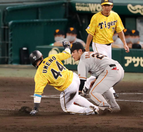 阪神対巨人　4回裏阪神1死一、二塁、打者植田のとき二走梅野は三塁盗塁を決める、野手は岡本（撮影・加藤哉）