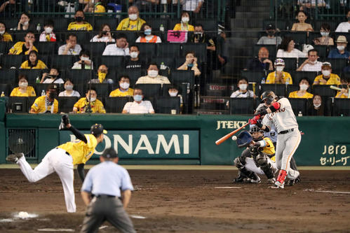 阪神対巨人　5回表巨人2死一、三塁、高橋は代打陽から三振を奪う（撮影・加藤哉）