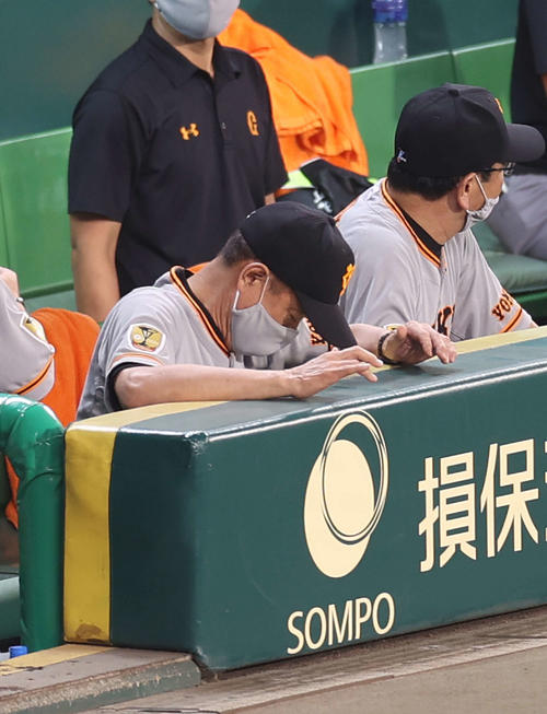 阪神対巨人　8回裏、失点が重なり思わずベンチでがっくりとうつむく原監督（撮影・河野匠）