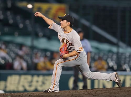 阪神対巨人　8回裏、巨人6番手で登板する増田大（撮影・前田充）