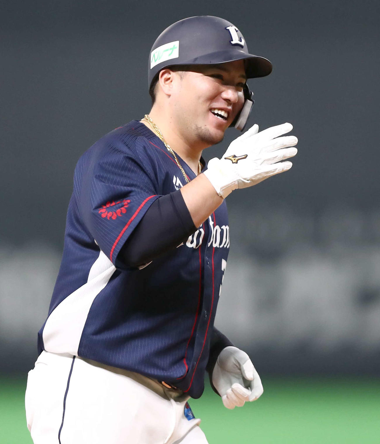 日本ハム対西武　6回表西武1死一塁、左翼ポール直撃の2点本塁打を放ち笑顔の山川（撮影・黒川智章）