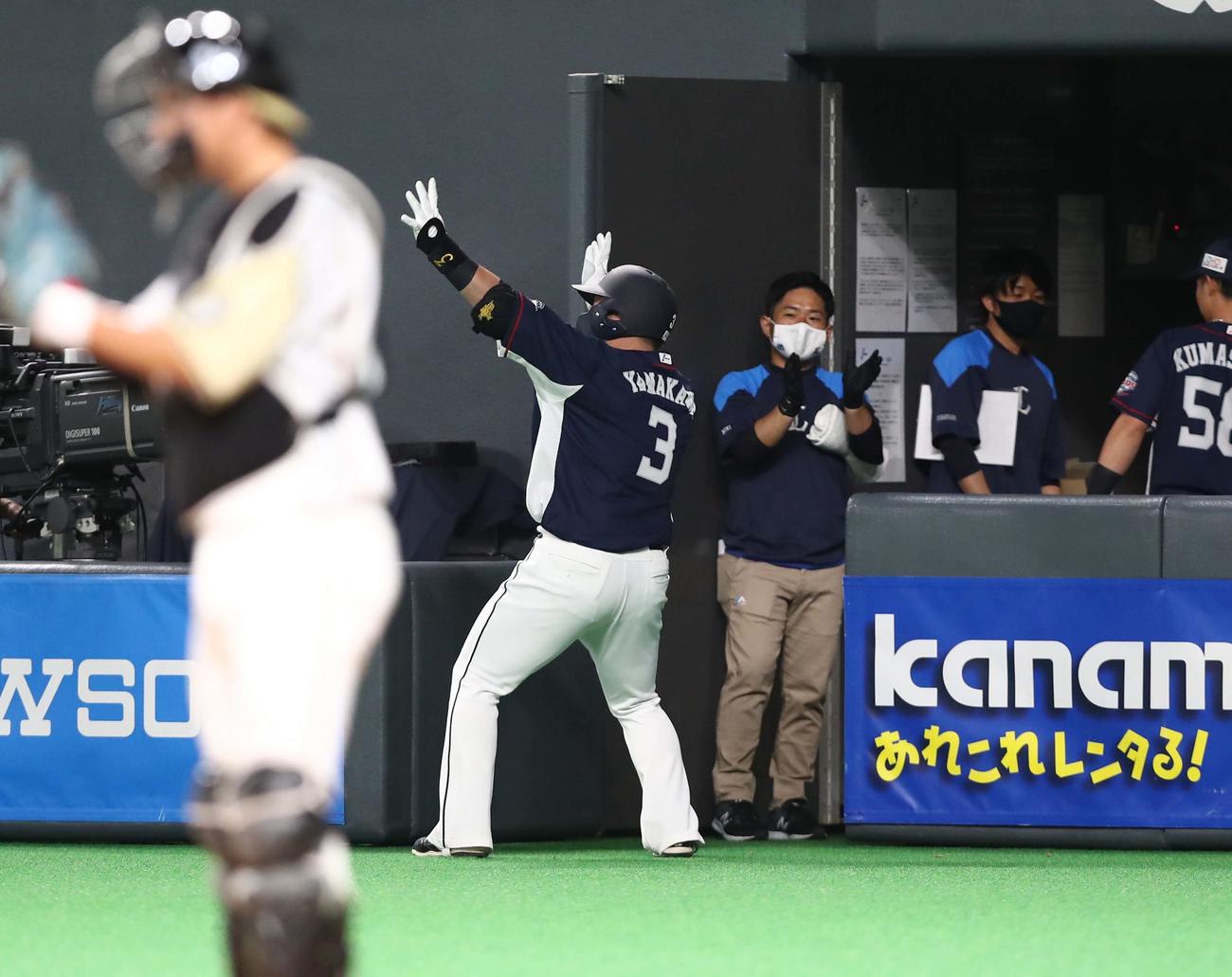 日本ハム対西武　6回表、2点本塁打を放ち「どすこいポーズ」の山川（撮影・黒川智章）