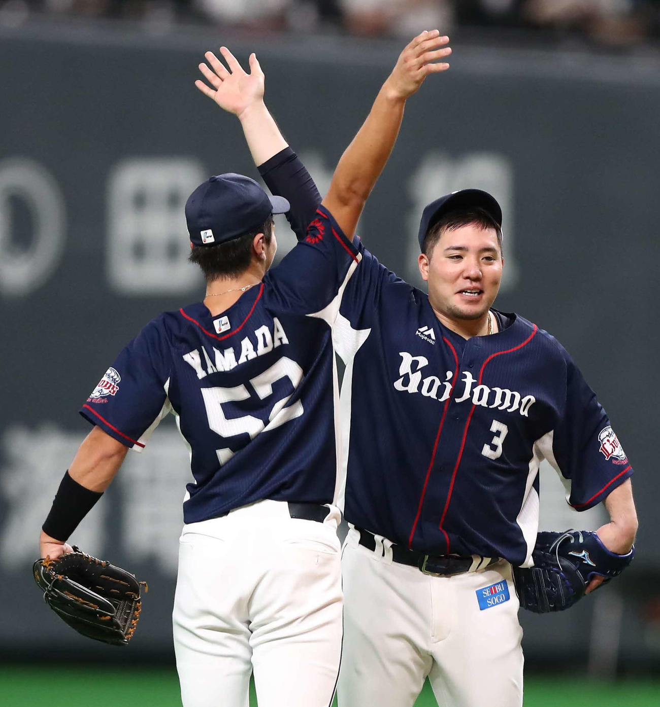日本ハム対西武　試合後、山田（左）とポーズをとる山川（撮影・黒川智章）