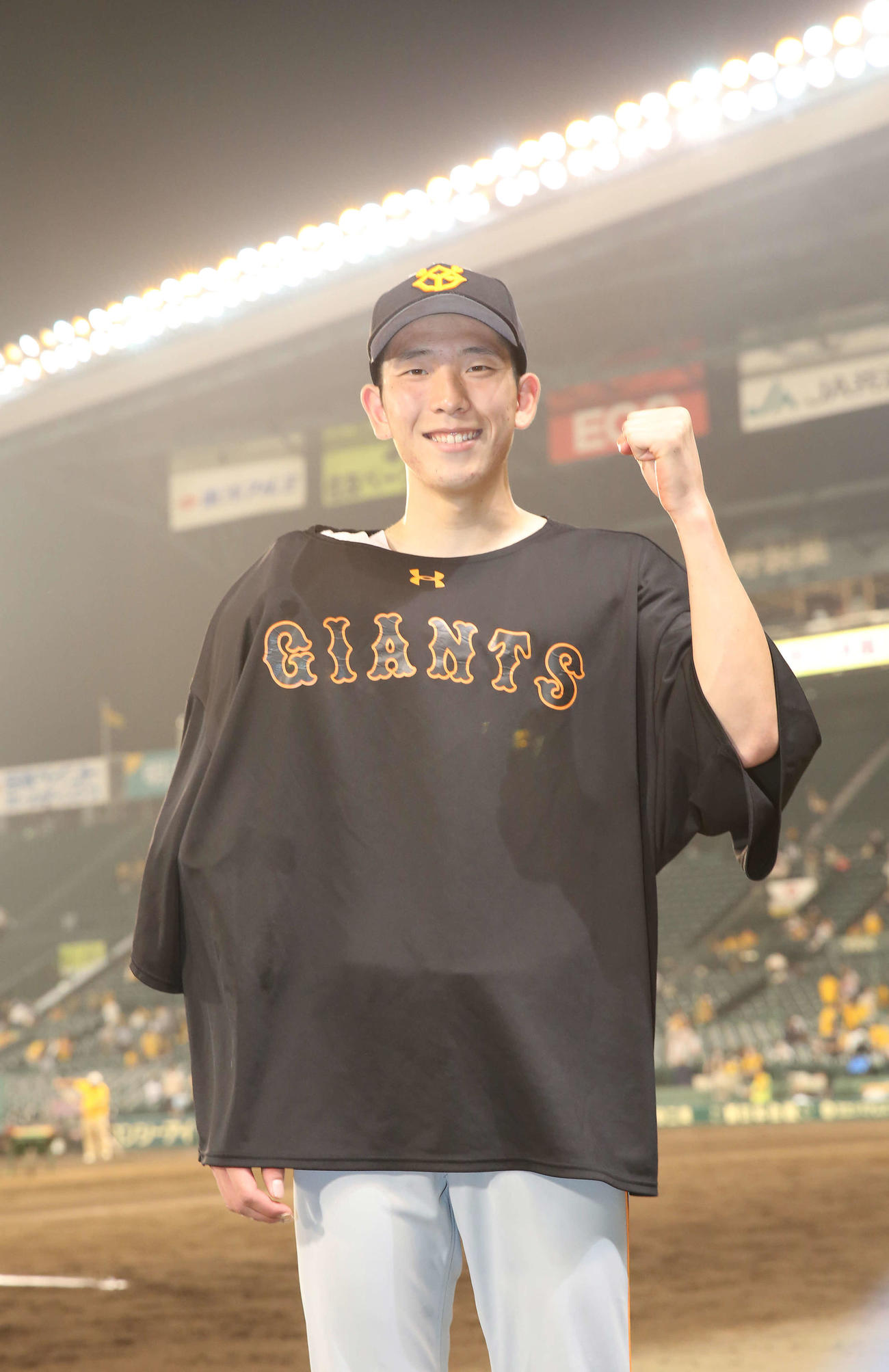 阪神対巨人　阪神を下し、今季4勝目を記録した戸郷は笑顔でガッツポーズを見せる（撮影・河野匠）