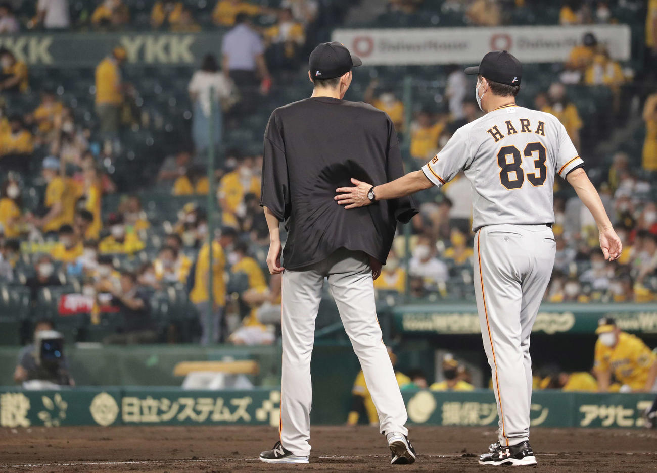 阪神対巨人　阪神を下し、今季4勝目を記録した戸郷（左）は原監督にねぎらわれる（撮影・河野匠）