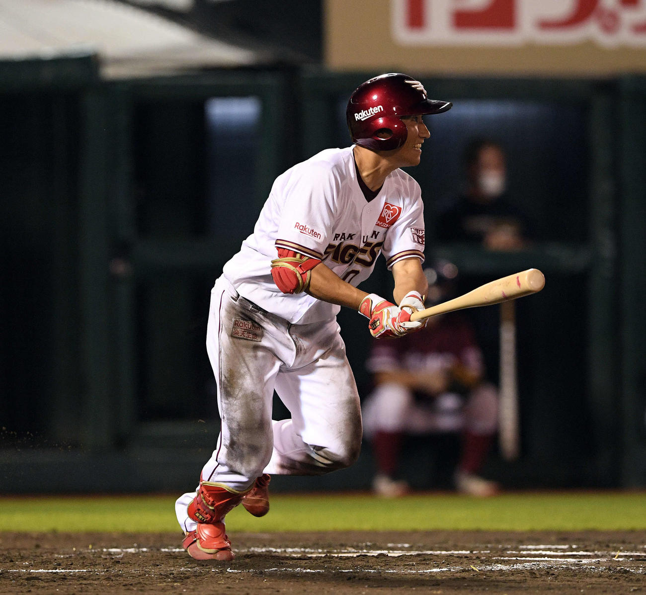 楽天対ソフトバンク　6回裏楽天1死二塁、小深田は中前打を放つ（撮影・滝沢徹郎）