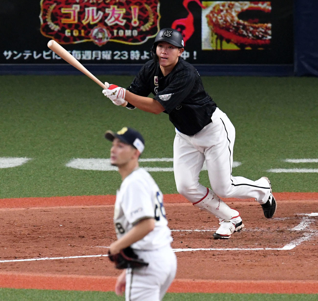 オリックス対ロッテ　4回表ロッテ無死一、二塁、安田は右中間に先制の適時2点二塁打を放つ。投手鈴木（撮影・前岡正明）
