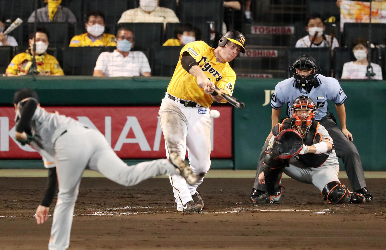 阪神対巨人　8回裏阪神無死一、二塁、ボーアは右線に適時二塁打を放つ（撮影・加藤哉）