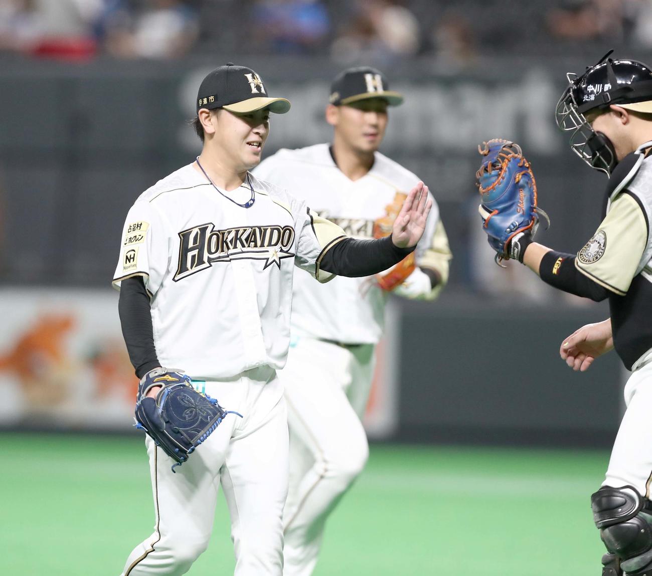 日本ハム対西武　5回表を打者3人で抑え笑顔の河野（撮影・黒川智章）