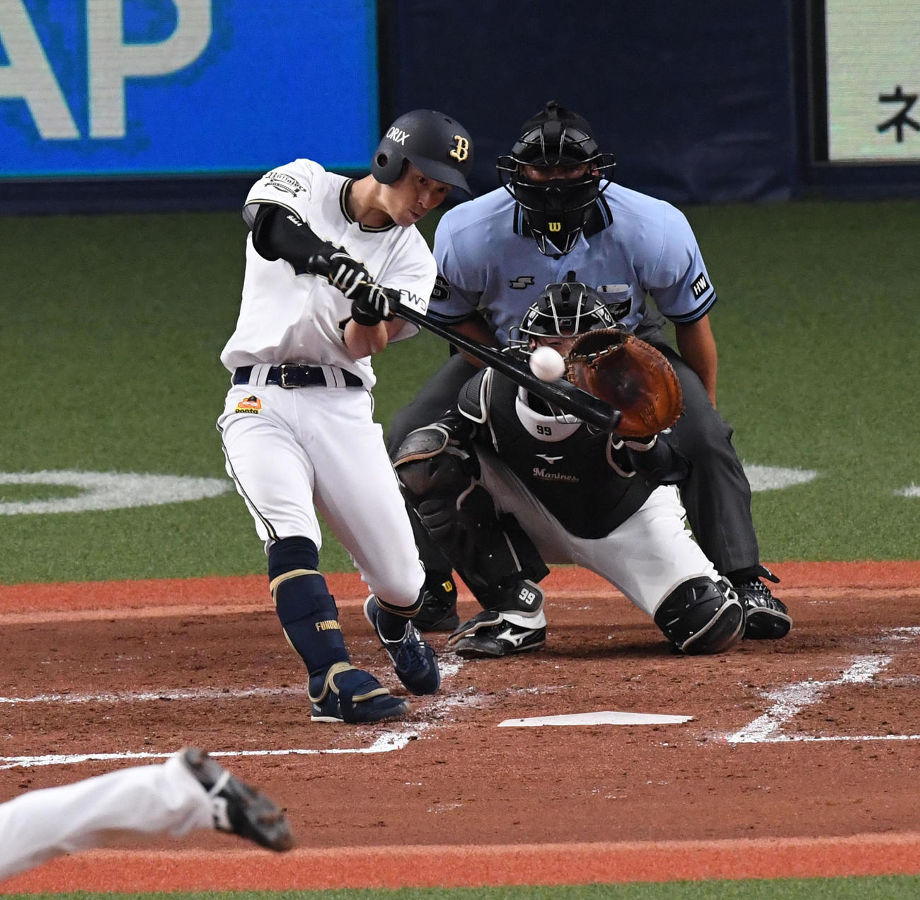 オリックス対ロッテ　3回裏オリックス無死、福田は中三塁打を放つ（撮影・前岡正明）