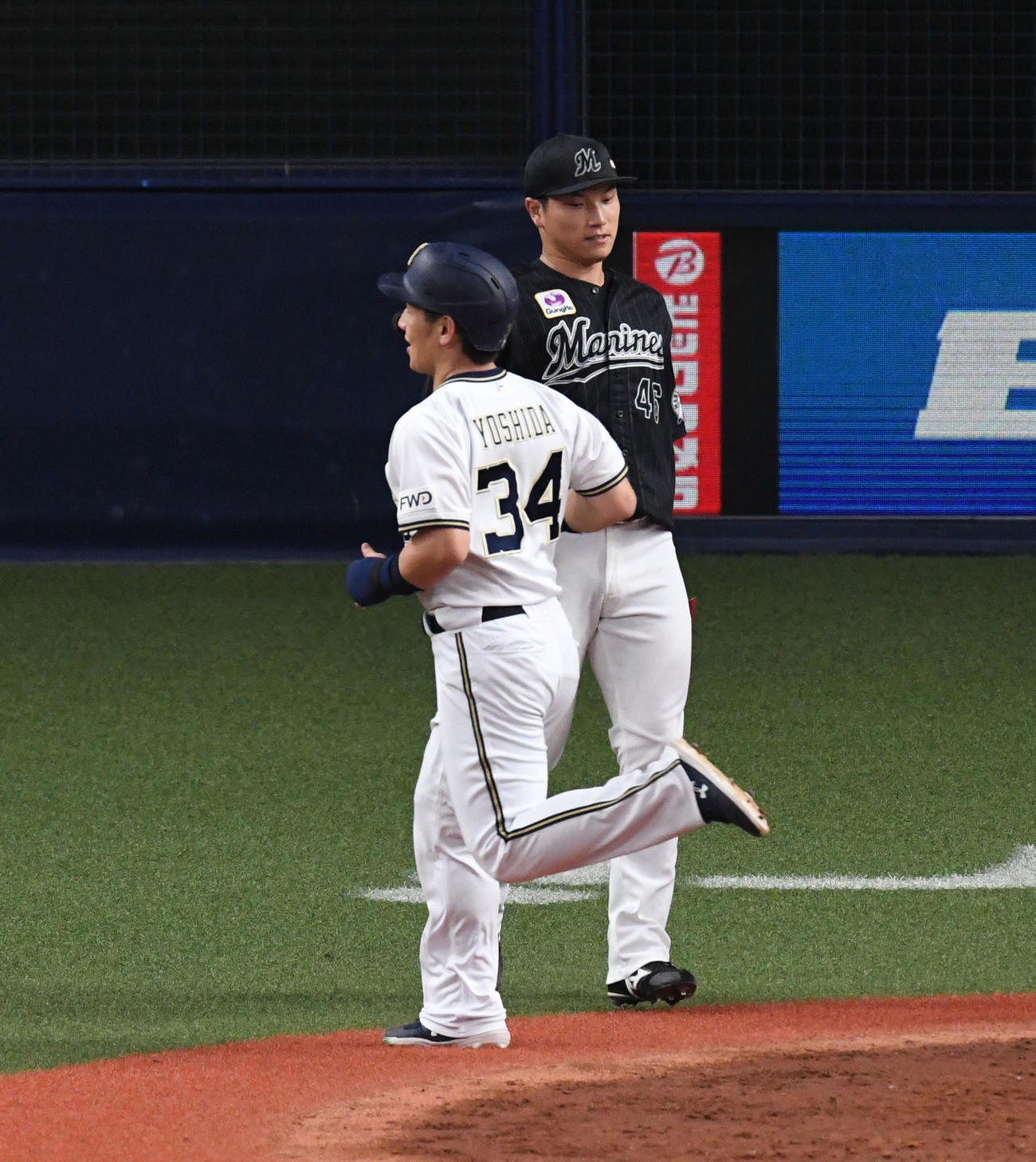 オリックス対ロッテ　5回裏オリックス2死一、二塁、伏見の右適時打と悪送球で2点を追加されがっくりする岩下（右）。左は生還した一塁走者の吉田正（撮影・前岡正明）