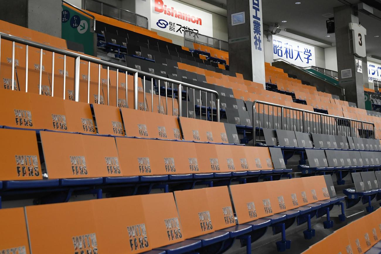 外野席に設置されたWITH　FANSパネル（球団提供）