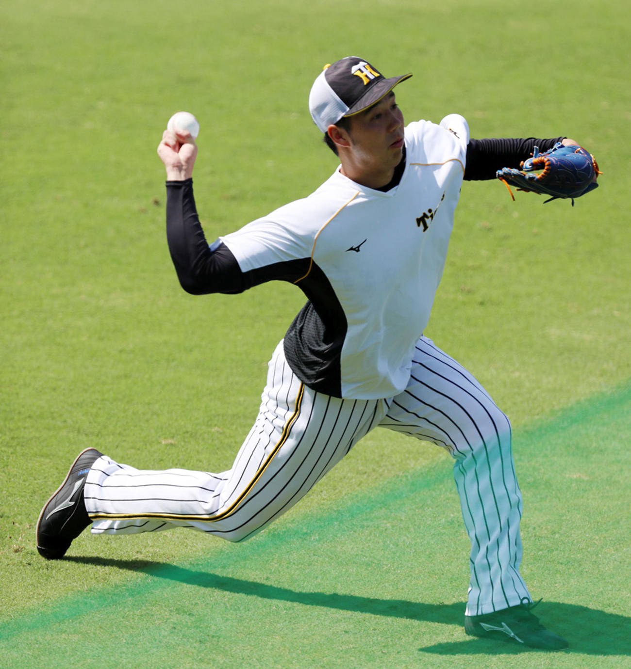阪神対巨人　キャッチボールする青柳（撮影・加藤哉）