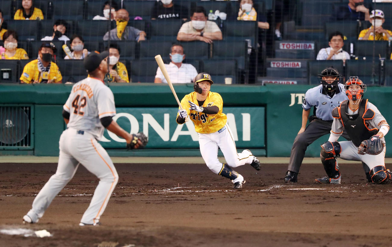 阪神対巨人　3回裏阪神1死二塁、近本は中前適時打を放つ（撮影・加藤哉）