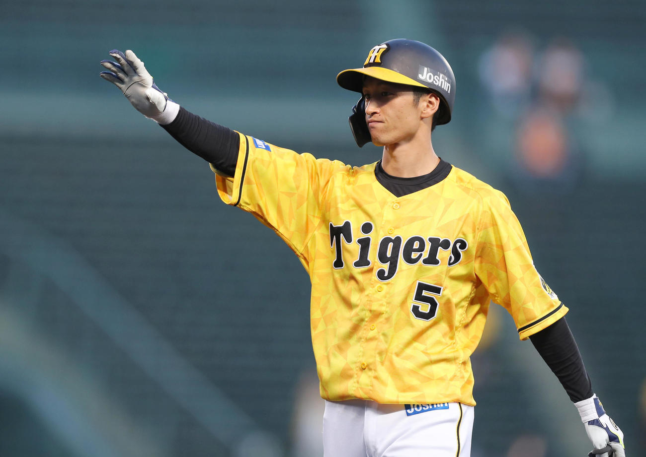 阪神対巨人　3回裏阪神1死二塁、先制の中前適時打を放ち、ベンチへ向かって手をあげる近本（撮影・前田充）