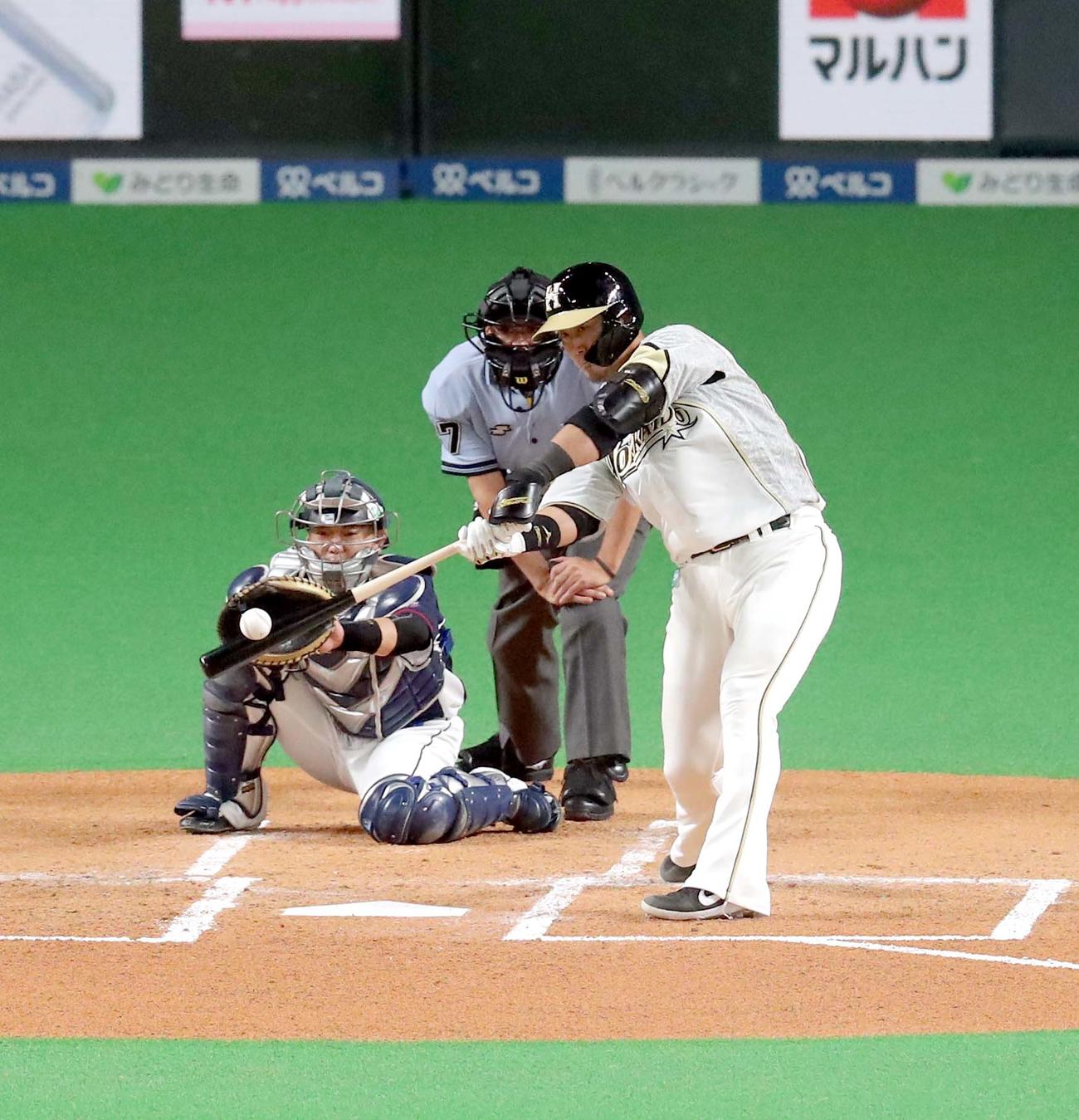 日本ハム対西武　1回裏日本ハム1死一、二塁、中田は先制となる適時二塁打を放つ（撮影・佐藤翔太）