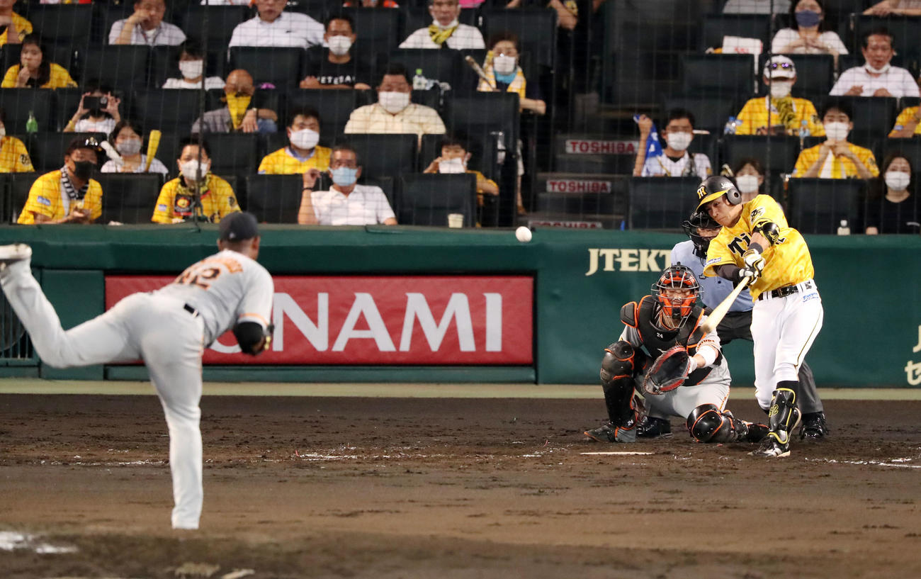 阪神対巨人　4回裏阪神1死二、三塁、植田は右越え適時二塁打を放つ（撮影・加藤哉）