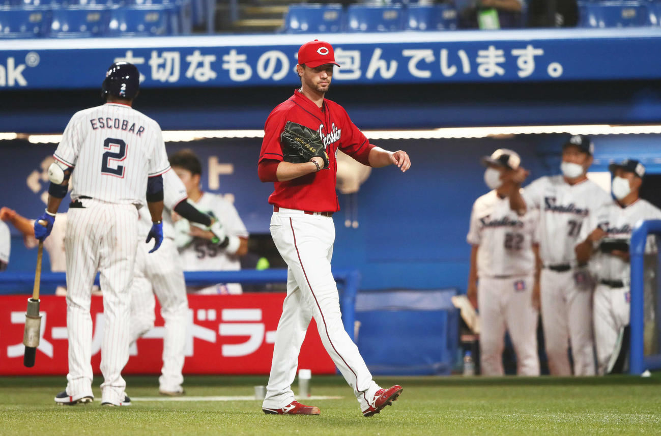 ヤクルト対広島　3回までに5点を失いうつむく広島K・ジョンソン（撮影・足立雅史）
