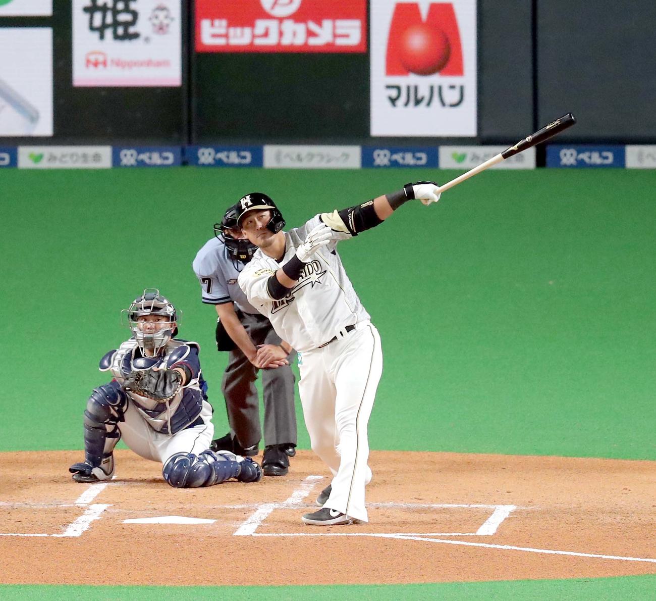 日本ハム対西武　1回裏日本ハム1死一、二塁、中田は先制となる適時二塁打を放つ（撮影・佐藤翔太）