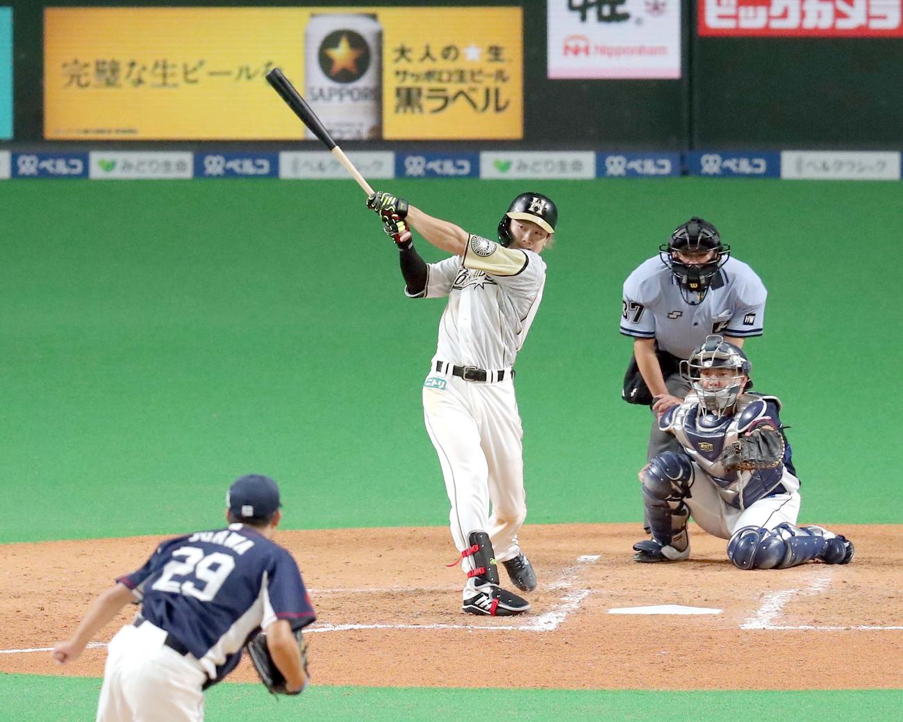 日本ハム対西武　4回裏日本ハム1死満塁、西川は右前適時打を放つ（撮影・佐藤翔太）