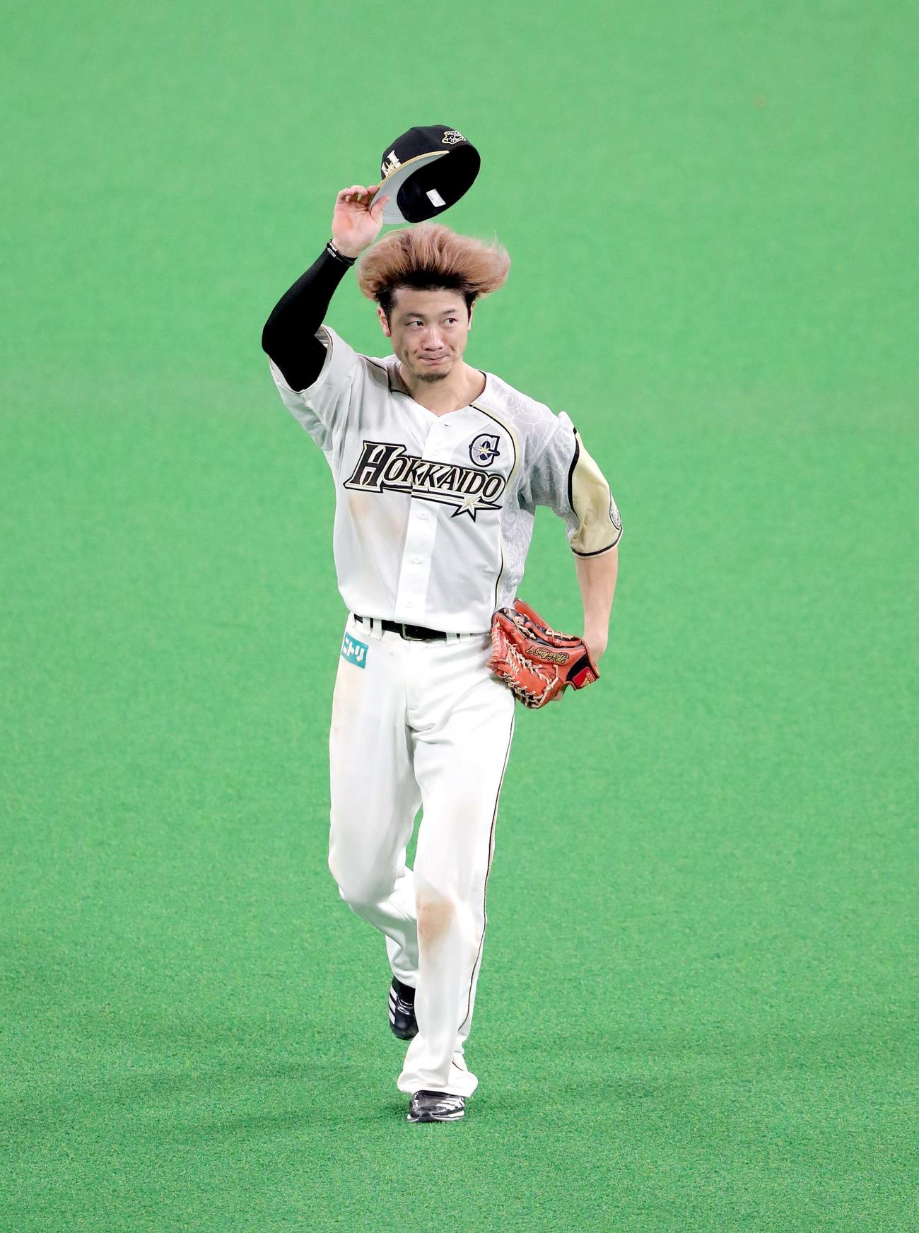 日本ハム対西武　右前適時打を放ちスタンド応援席のファンからの拍手に応えながら守備位置につく西川（撮影・佐藤翔太）