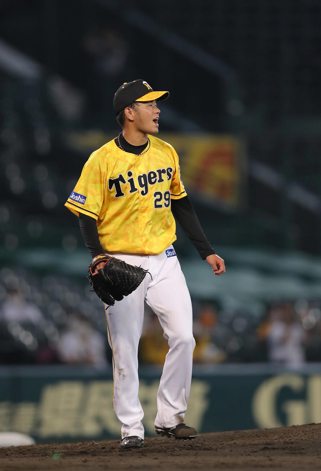 阪神対巨人　5回表巨人2死一、二塁、代打陽を空振り三振に仕留め、雄たけびを上げる高橋（撮影・前田充）