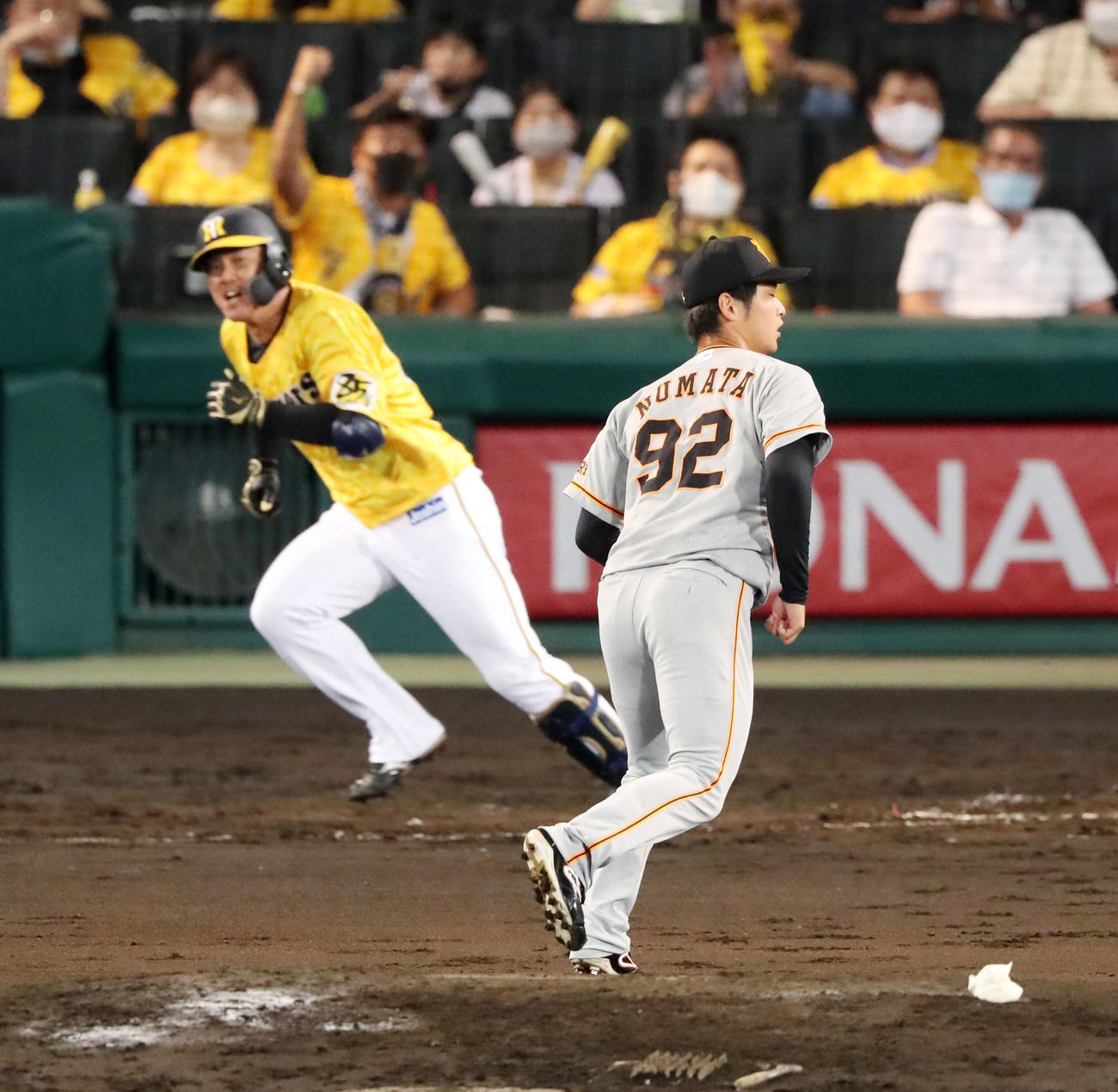 阪神対巨人　4回裏阪神2死二塁、沼田は陽川に中前適時打を打たれ失点する（撮影・加藤哉）