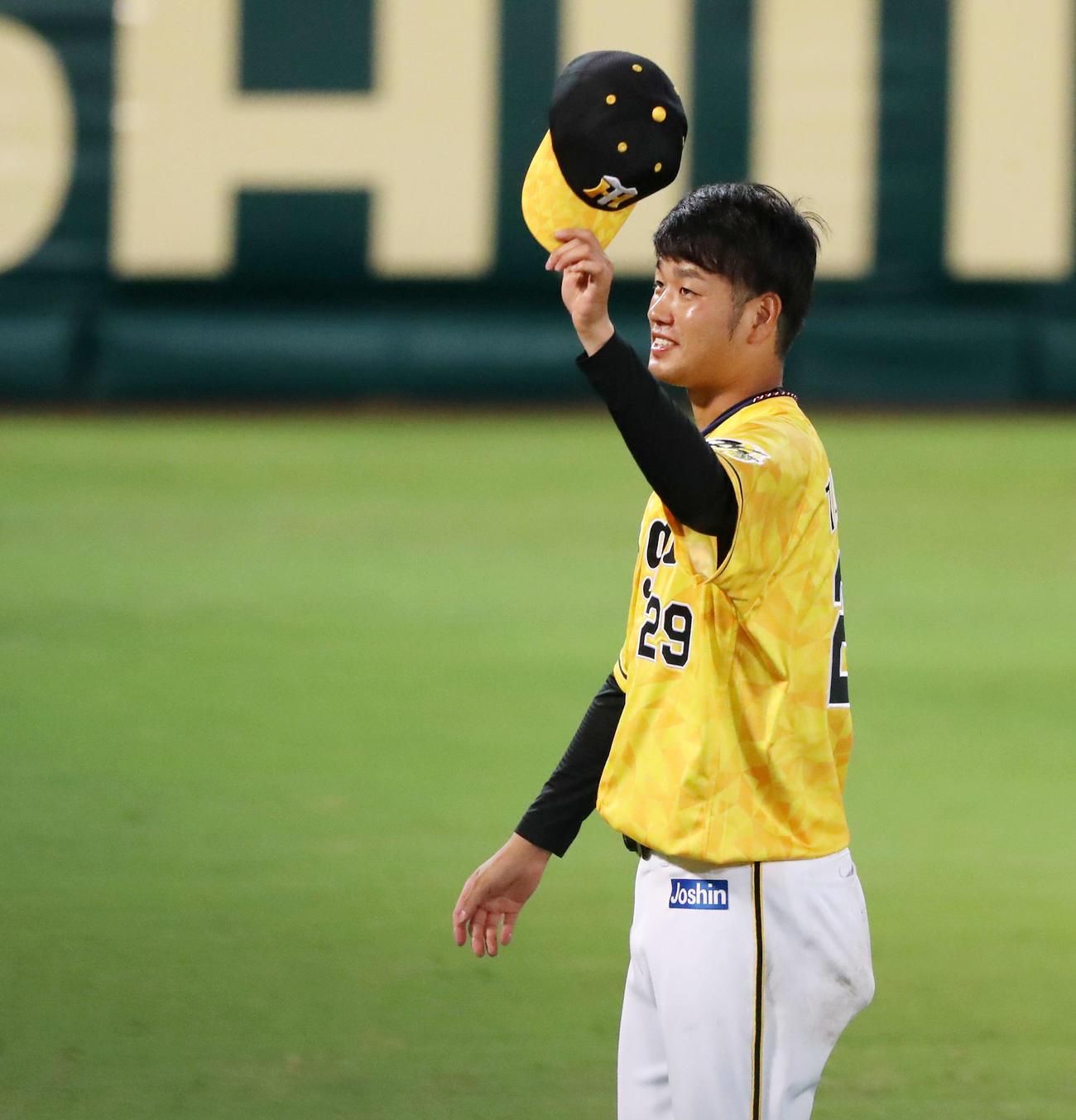 阪神対巨人　巨人に勝利し、スタンドにあいさつする高橋（撮影・加藤哉）