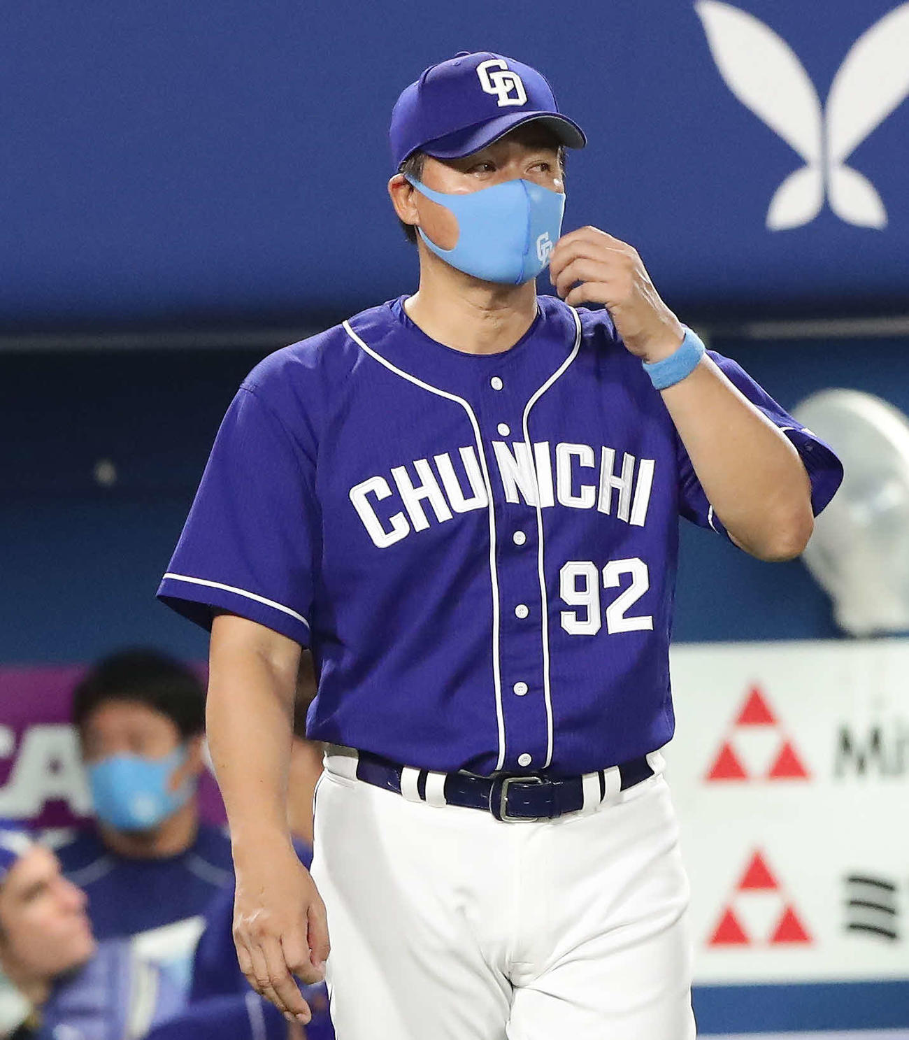 DeNA対中日　9回、選手の交代を告げる中日の与田監督（撮影・丹羽敏通）