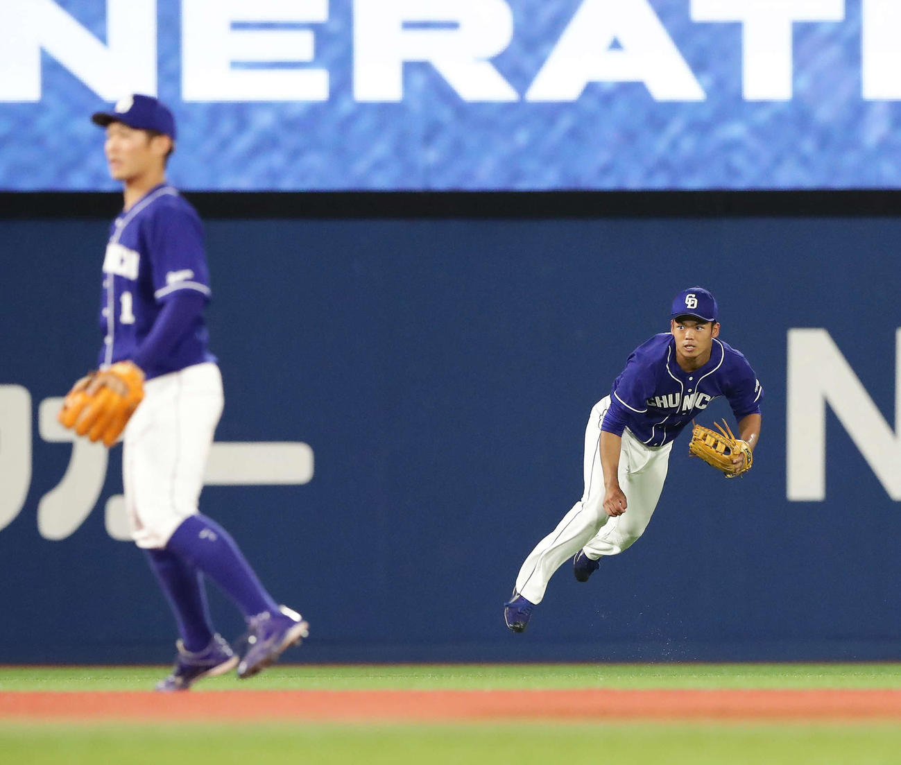 DeNA対中日　3回裏DeNA2死二塁、倉本の左前安打で左翼手根尾が好返球で二塁走者の生還を阻止（撮影・丹羽敏通）