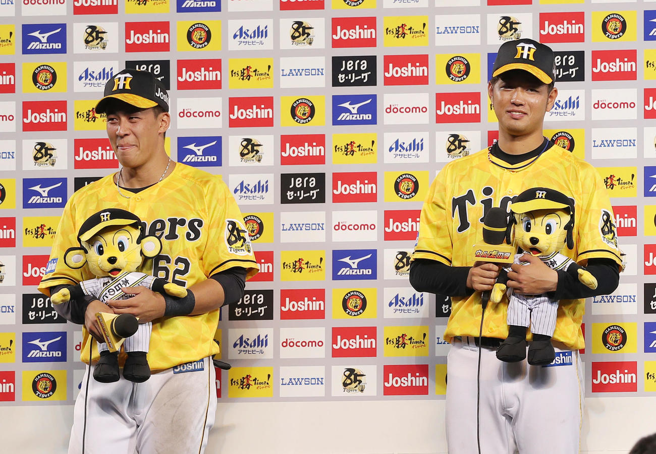 阪神対巨人　笑顔でヒーローインタビューを受ける高橋（右）と植田（撮影・前田充）