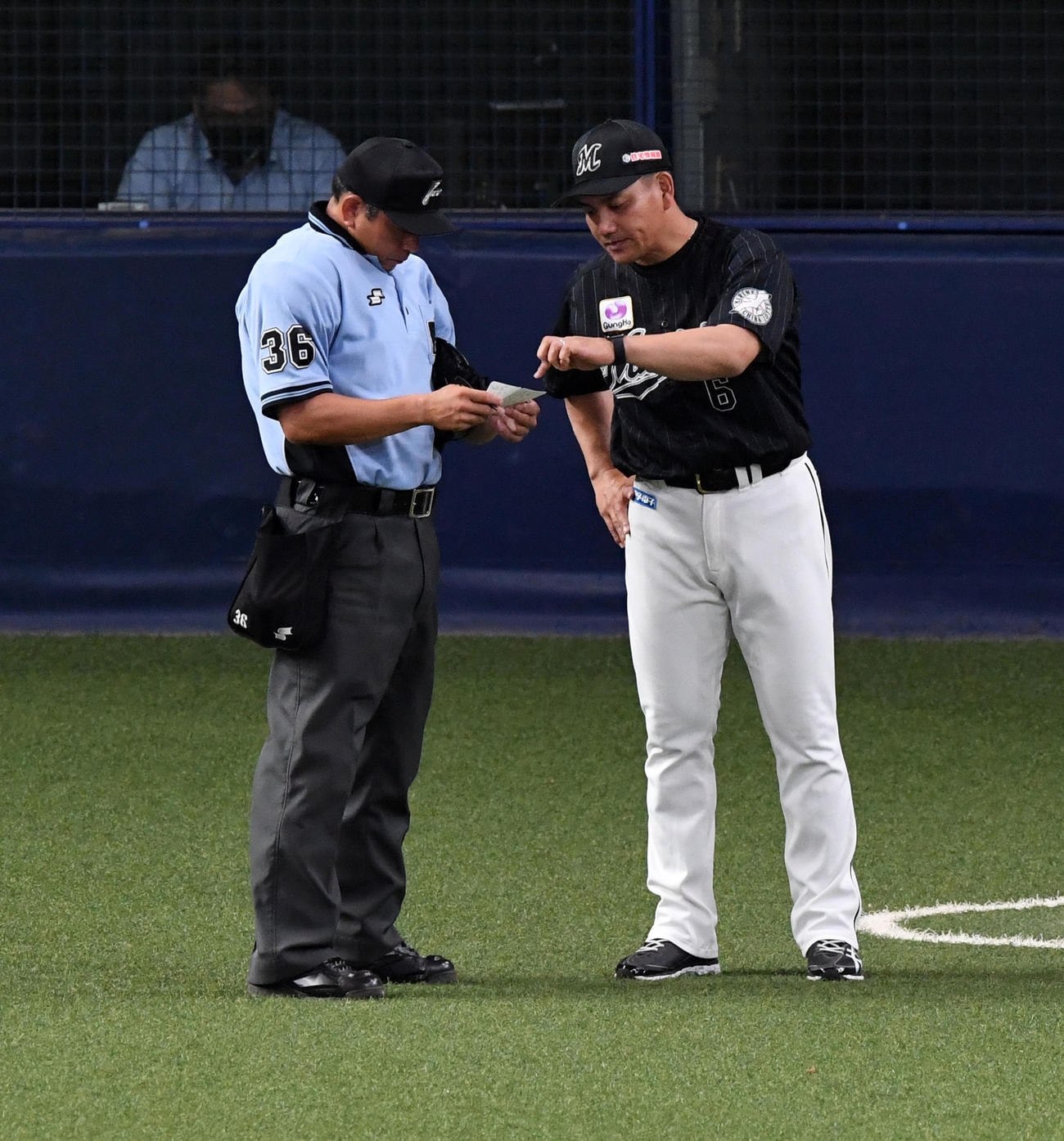 オリックス対ロッテ　7回、交代を告げる井口監督（撮影・前岡正明）