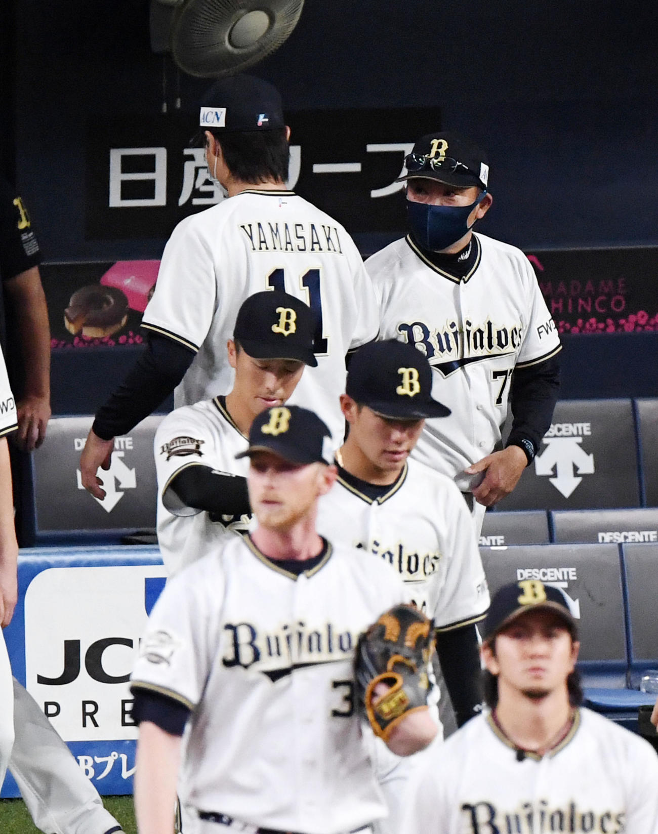オリックス対ロッテ　勝利投手の山崎福（左）を祝福する西村監督（撮影・前岡正明）