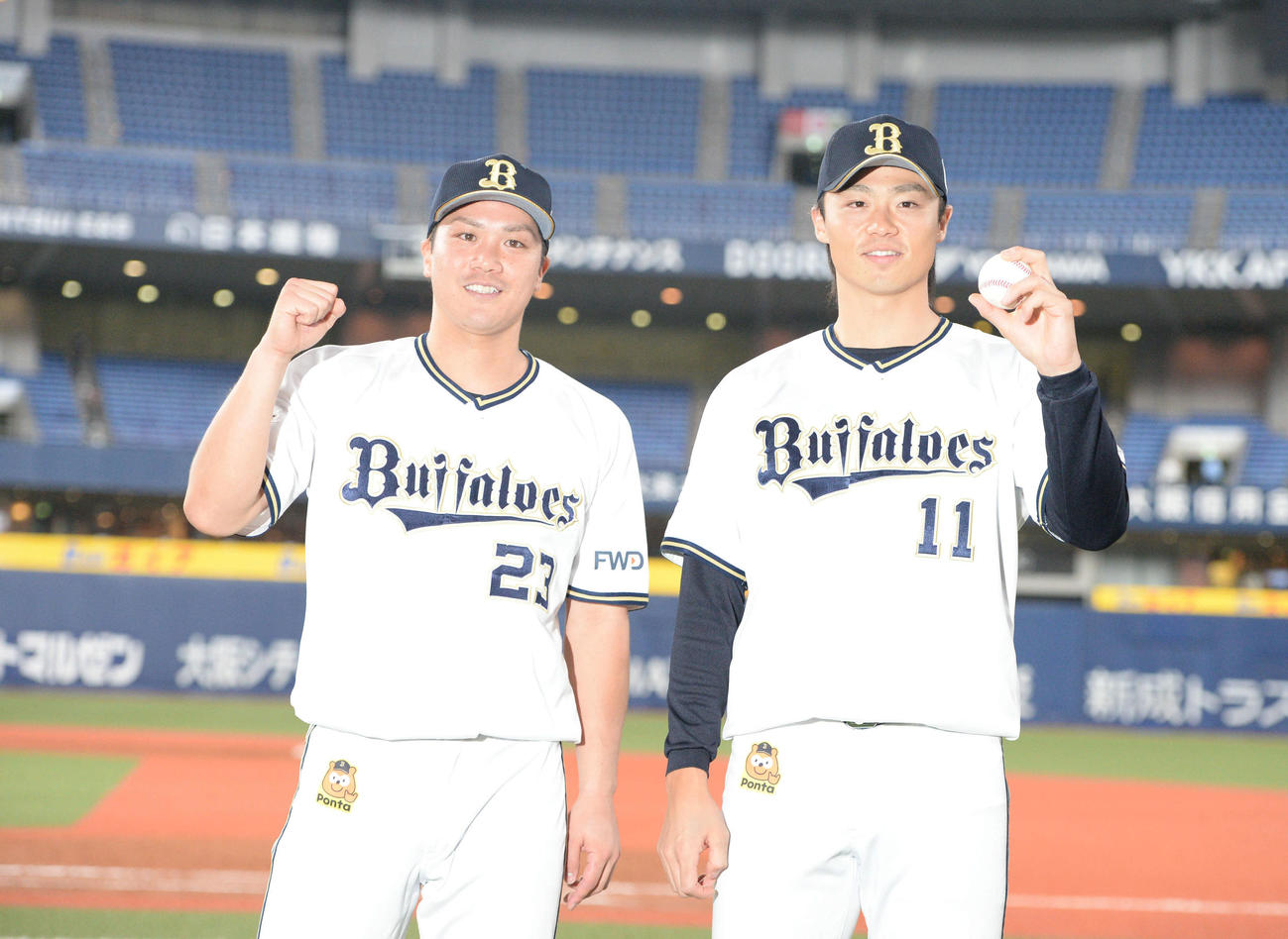 オリックス対ロッテ　投打のヒーロー伏見（左）と山崎福がファンにこたえる（撮影・渦原淳）