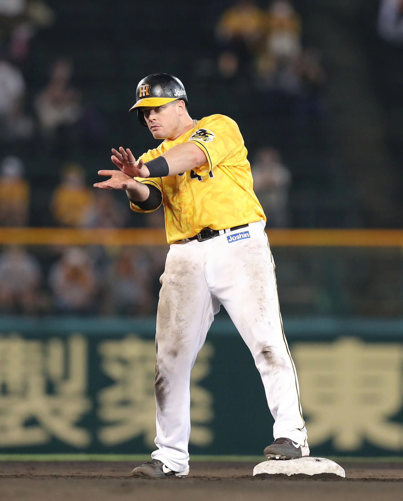 阪神対巨人　8回裏阪神無死一、二塁、右翼線に適時二塁打を放ち、ファイアボールポーズを決めるボーア（撮影・前田充）
