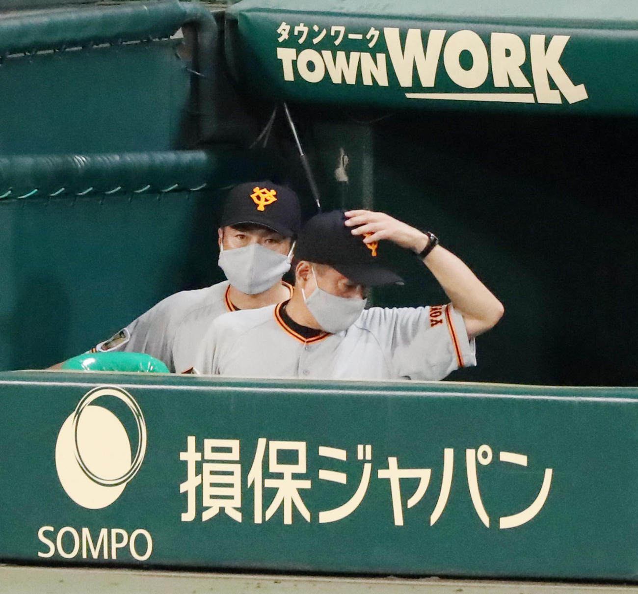 阪神対巨人　8回裏阪神1死満塁、代打中谷に左越え満塁本塁打を打たれ帽子に手をやる原監督（撮影・加藤哉）