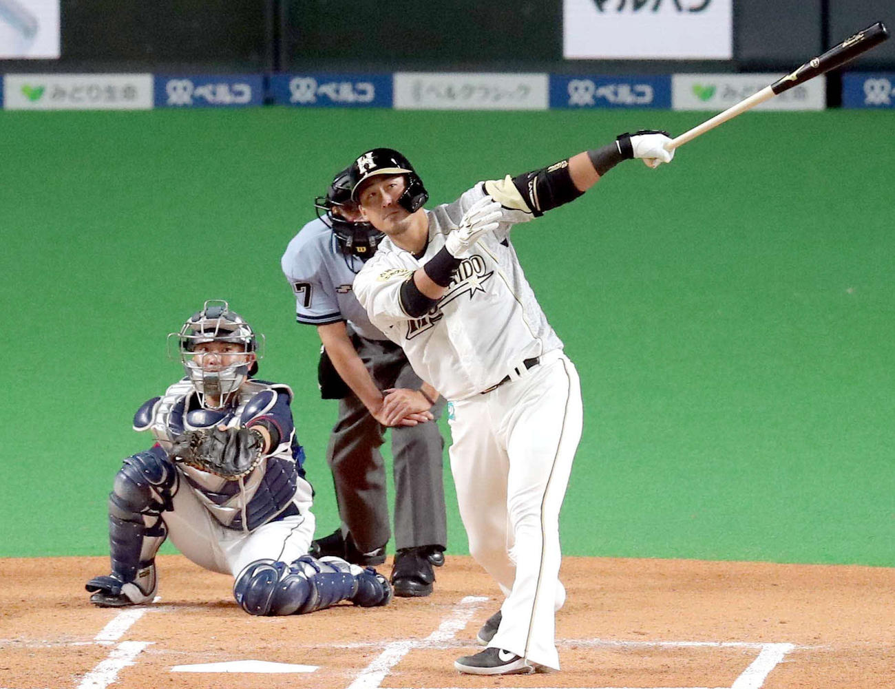 日本ハム対西武　1回裏日本ハム1死一、二塁、中田は先制となる適時二塁打を放つ（撮影・佐藤翔太）