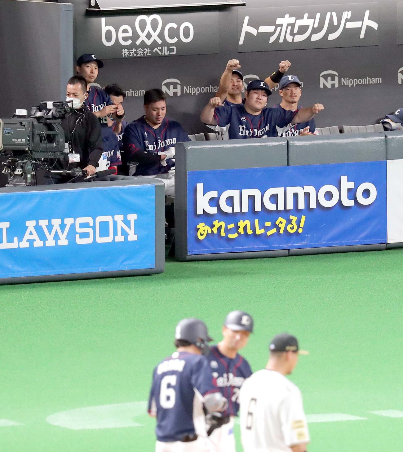 日本ハム対西武　3回表西武無死、源田の中前打に盛り上がるベンチの中村（右奥）（撮影・佐藤翔太）