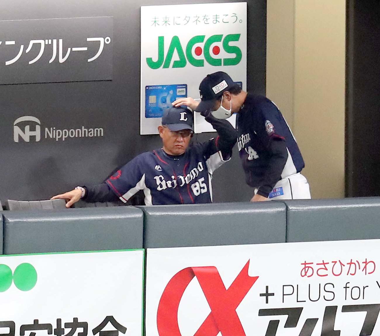 日本ハム対西武　ベンチで険しい表情の西武辻監督（撮影・佐藤翔太）